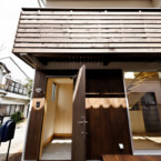 無垢材の表情も美しいシックな玄関周り