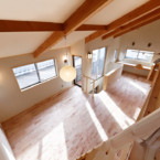 2階に配置された20.5帖のSLDKは光に溢れたくつろぎの空間