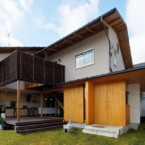 高さを抑えた軒の深いシャープな屋根と掻き落とし仕上げの塗り壁による、重心の低い重厚感溢れる佇まい 窓を飛び出すことによって広がる空間、軒の深い屋根