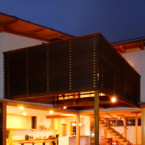 インドアとアウトドアをシームレスに繋いだLDK まさに四季の風と暮らせる空間 夜のライトアップ ルーバーは目隠し、デッキまでが部屋に見える