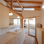 バスルームとバルコニーを繋ぐ、明るい2階洗面とランドリー