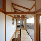 採光を考慮した明るい2階廊下 右手は広いバルコニー 左側はスケルトン階段、廊下を通り奥には2部屋