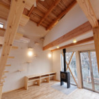 AVボード上壁面の板は愛猫の専用階段 天井の高いリビング、階段から2階へ