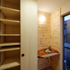 特注の益子焼器を設置した洗面台は味わいのある檜材