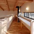 南面の窓辺に設置した大きなカウンターで、眼下に自然林を眺めながらゆったりと読書をするのも楽しい