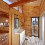 主寝室、バルコニーとつながる二階洗面室は開放感と利便性を両立