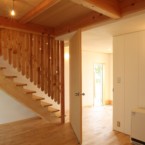 玄関部分と回転扉で仕切ることのできる一階の多目的スペース