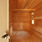 10帖の広さを持つ防音室も内装は全面無垢材 板張りの防音室