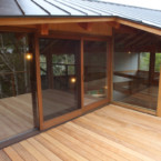 木製のサッシとFIX窓を左右に設けている