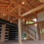 40畳分の大空間をささえるダイナミックな木組みと大屋根。 木組みを支える七寸角柱