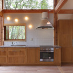 洗練されたキッチン。ワークトップは天然のサクラ御影石。