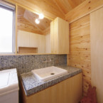 ガラスモザイクタイルが目を惹く洗面室 とてもかわいらしいモザイクタイルのオーダーメイド洗面台