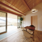 階段を上ると広いデッキのある明るいリビングへ 軒が深いのに窓が大きく開放的なリビング