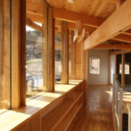 2階渡廊下と飾り棚