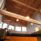 鮮やかな色のキッチン。床はテラコッタ