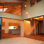 こだわりのオープンキッチンは調理教室にも対応できるプロ仕様 漆喰と木造建築、引き戸を開け放ち大空間に