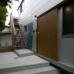 玄関ドアもそれぞれ個性を持つ 半地下があるこの建物は、少し階段をあがり玄関ドアへ