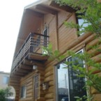 デッキ入口はスロープになっていてバリアフリー設計。 ベランダの手すりはオーダーメイド板張りの壁と合わせた