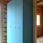 ログシェル以外の構造物に合わせ、玄関収納も青に塗装 アクセントカラー青の塗装をした玄関収納