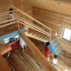 空中散歩をしているような気分になる階段 ロフトから下を見ると部屋の中心にある階段がある