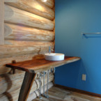 ウォールナット一枚板の洗面台は、棚がないので車椅子も入れるシンプルなデザイン。 アフリカンウォールナットの洗面台