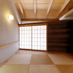 ゲストルームは琉球畳を使用した和室、川のせせらぎと鳥のさえずりが聞こえてくる 和室にログの壁がある落ち着いた空間