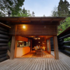 この広い中庭(デッキ)は、ダイニングと和室を繋ぐ ダイニングの引き戸を開け放つとデッキとひと続き