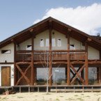 大屋根と深い軒が特徴の外観 ポストアンドビームのハンドカットログハウス