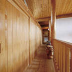 桜のフローリングの左側は、幅6mの収納 2階の廊下、右側は吹き抜け部