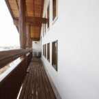 長さ8mのベランダの大きな丸太の手摺は、存在感抜群 丸太の手摺のあるベランダ