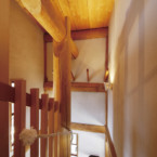 大黒柱の次に長い螺旋階段の中心を貫く柱 黒松一枚板の螺旋階段、上部