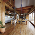 吹き抜けのLDK、丸太にブランコ