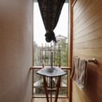 開放感を演出するFIXガラス越しに設置された手洗い 手づくりの陶器にあわせて作った洗面台