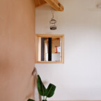 吹き抜け側の小窓からは、薪ストーブの暖かい空気が流れ込む 寝室から吹き抜けへの小さな窓