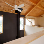 2階のオープンスペースは明るいアトリエ 吹き抜けとフリースペース