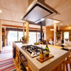 打ち合わせを重ねて生まれたキッチンは、レッドシーダーのキャビネットに美しいモルタル仕上げのワークトップ I型のモルタル仕上げのキッチンカウンター