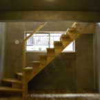 正面の窓の階段上部には、半地下に光が届くように設けられたFIX窓もある 半地下の窓のある部屋