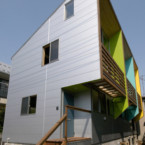 木の家を肌で感じる集合住宅 ガルバリウム2階建て集合住宅