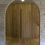 無垢のフローリングと板張りの部屋 コンクリート部分には木目をつけた 木目のコンクリート壁と無垢のフローリング