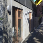 半地下の部屋には、上部の窓や引き戸の木製建具から太陽の光が入る 半地下 1DK