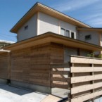 西側の外観。平屋部分は深い軒と鎧張りが特徴