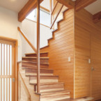 壁が無く、手摺りもシンプルなため空間に奥行きがある階段
