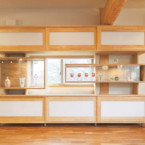 リビングの大きな収納。開口部分は隣の緑を借景として利用