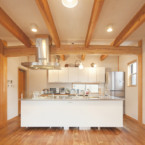 22帖の大きなLDK。玄関ホールとは大きな障子で間仕切り可能