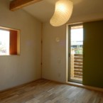 朱色と抹茶色の襖が寝室に彩りを添える