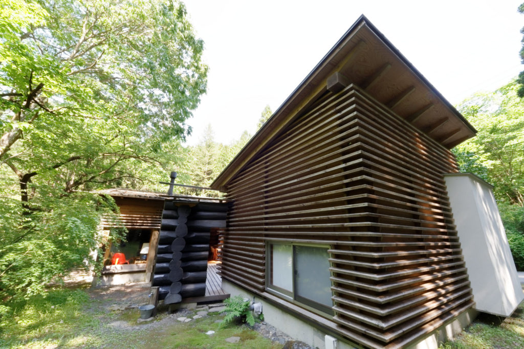 和室の周りにはルーバーの壁、傾斜を利用した平屋