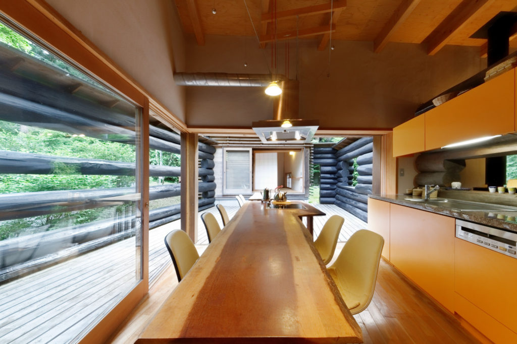 ダイニング～デッキ～和室の空間が一続きになっている